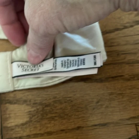 Victoria's Secret Cream Lace Bra - Picture 3 of 4